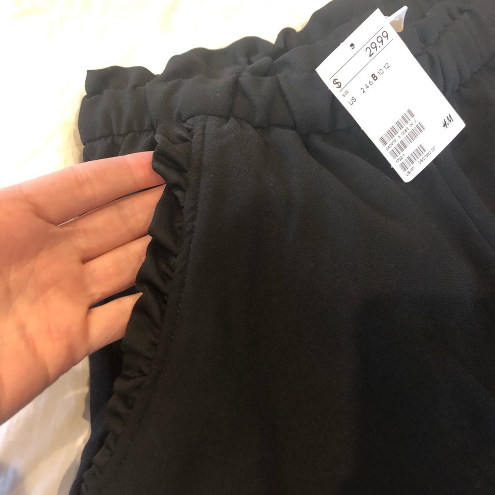 ✨NWT✨ H&M Black wide leg pant with ruffle detail